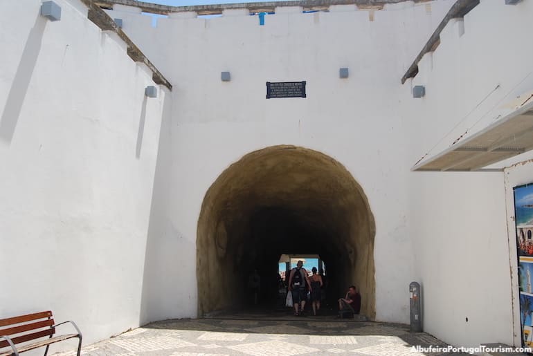 Túnel no centro histórico de Albufeira que faz a ligação às praias