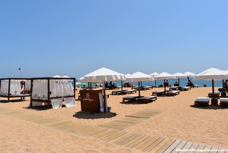 Espreguiçadeiras na Praia dos Alemães, Albufeira, Algarve